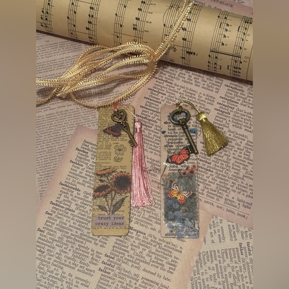 Set of 2 Vintage Designed Wooden Bookmarks with Embellished Silk Tassels